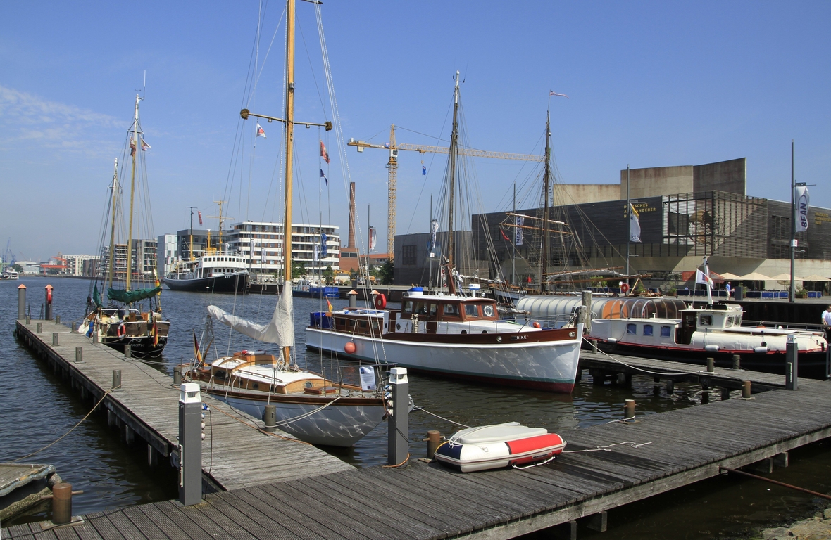 Der Neue Hafen in Bremerhaven. Hier legten früher die Auswandererschiffe in Richtung Amerika ab. Im Hintergrund rechts sieht man das Deutsche Auswanderermuseum.