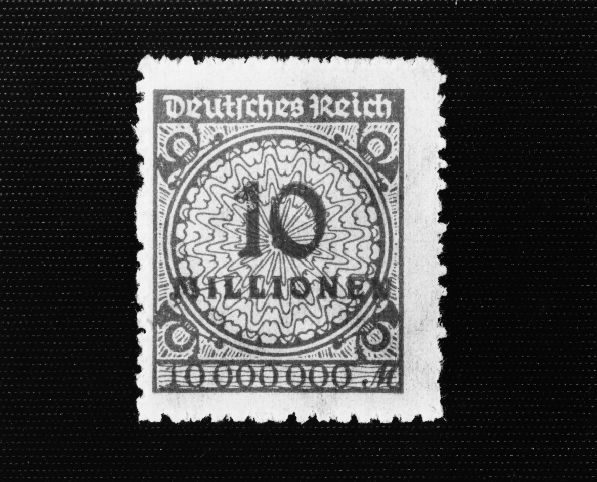 Inflationsbriefmarke aus der Weimarer Republik 1923. Die gezeigte Briefmarke der Deutschen Reichspost hat eine Wert über 10 Millionen Mark. 