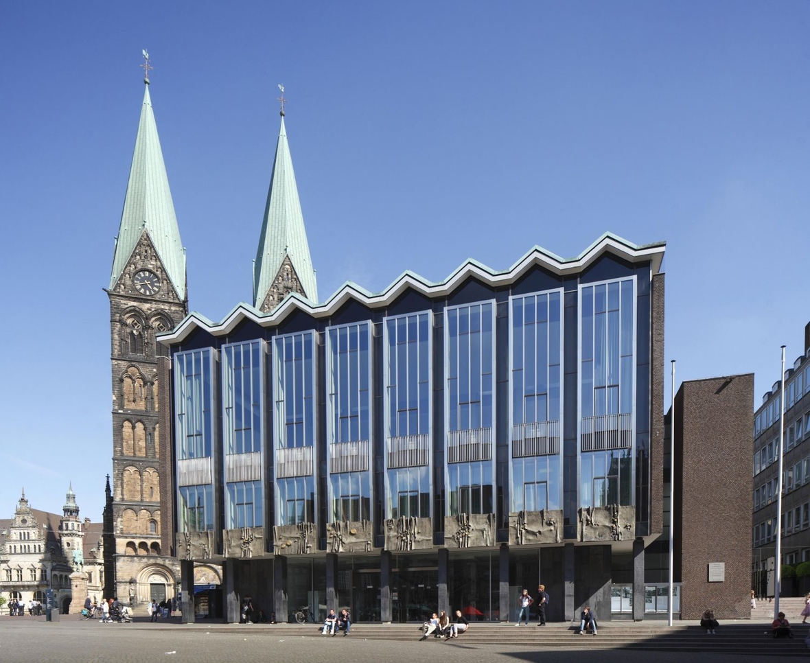 Parlamentsgebäude der Bremischen Bürgerschaft mit Türmen des Doms