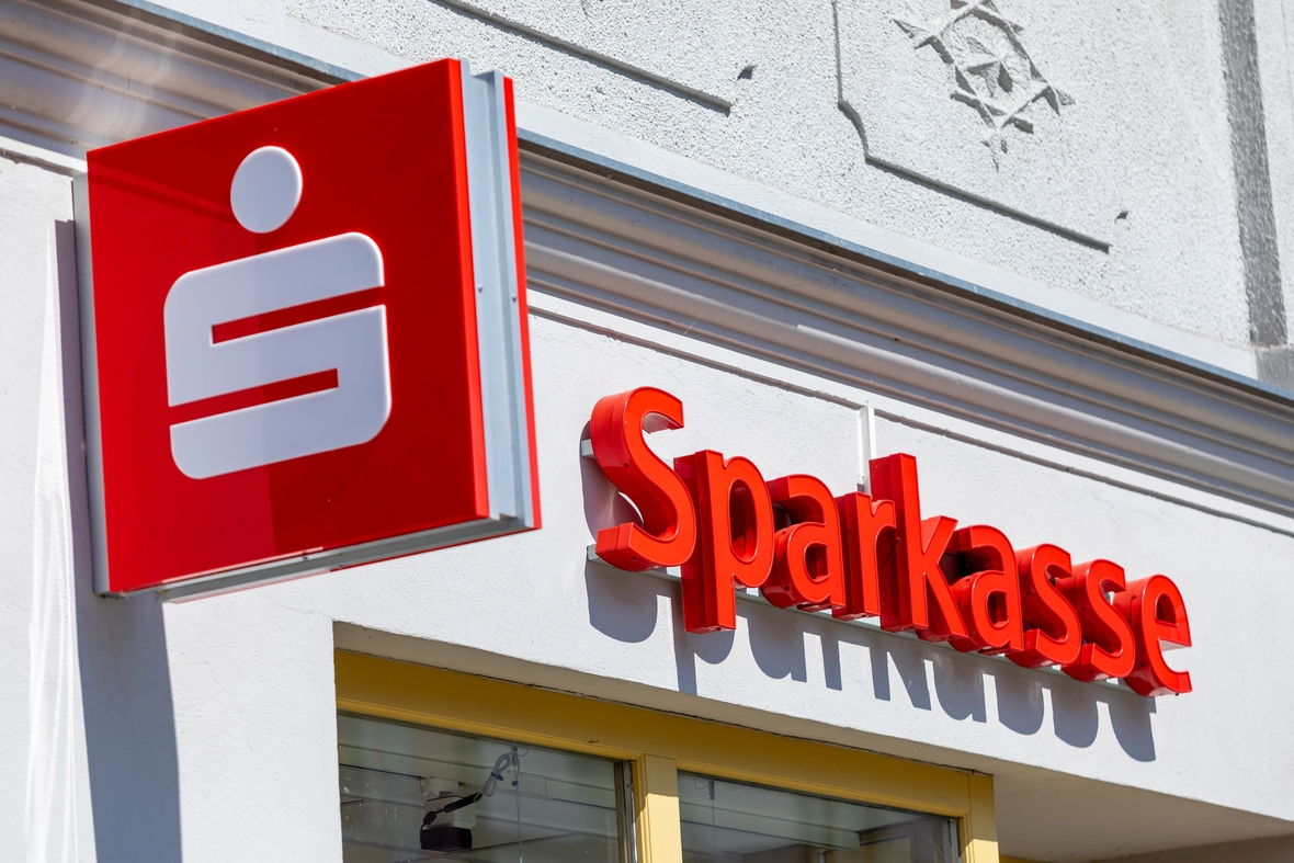 Das Schild einer Sparkasse. Sparkassen findet man in fast jeder Stadt.