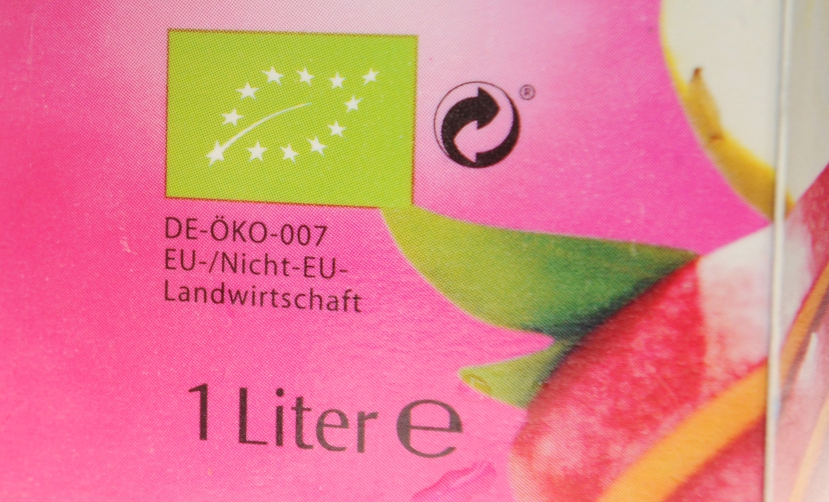 Das EU-Bio-Logo gilt für Bio-Waren im europäischen Binnenmarkt. Es weist nach, dass die Ware nach den Regeln für ökologischen Landbau hergestellt wurde.