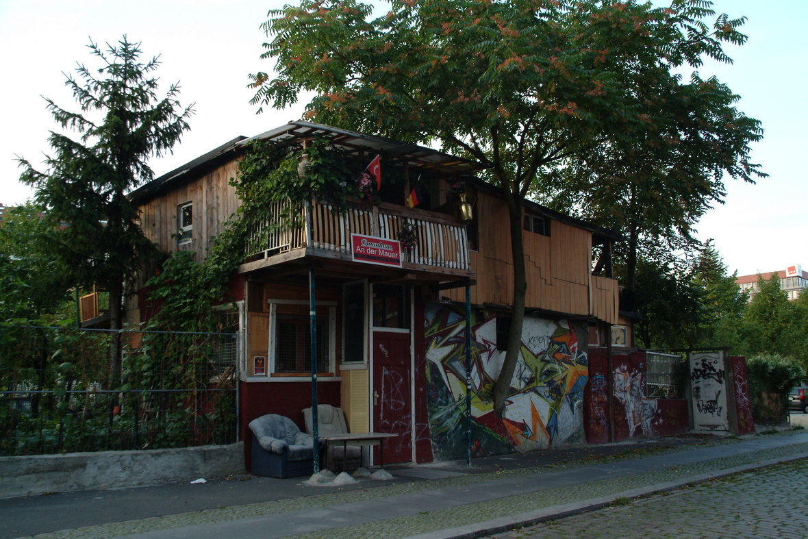 Das „Baumhaus“ an der Mauer.