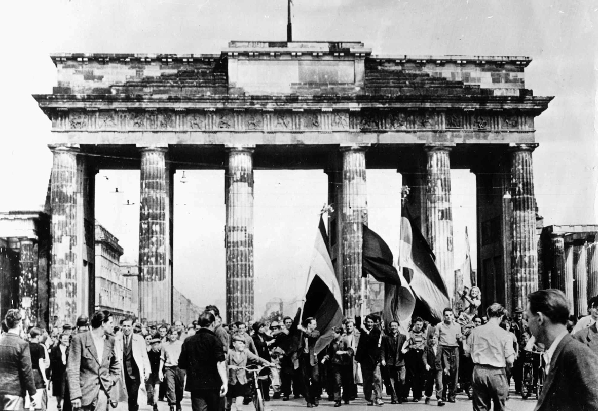 Ostdeutsche Demonstranten marschieren am 17. Juni 1953 durch das Brandenburger Tor nach West-Berlin.