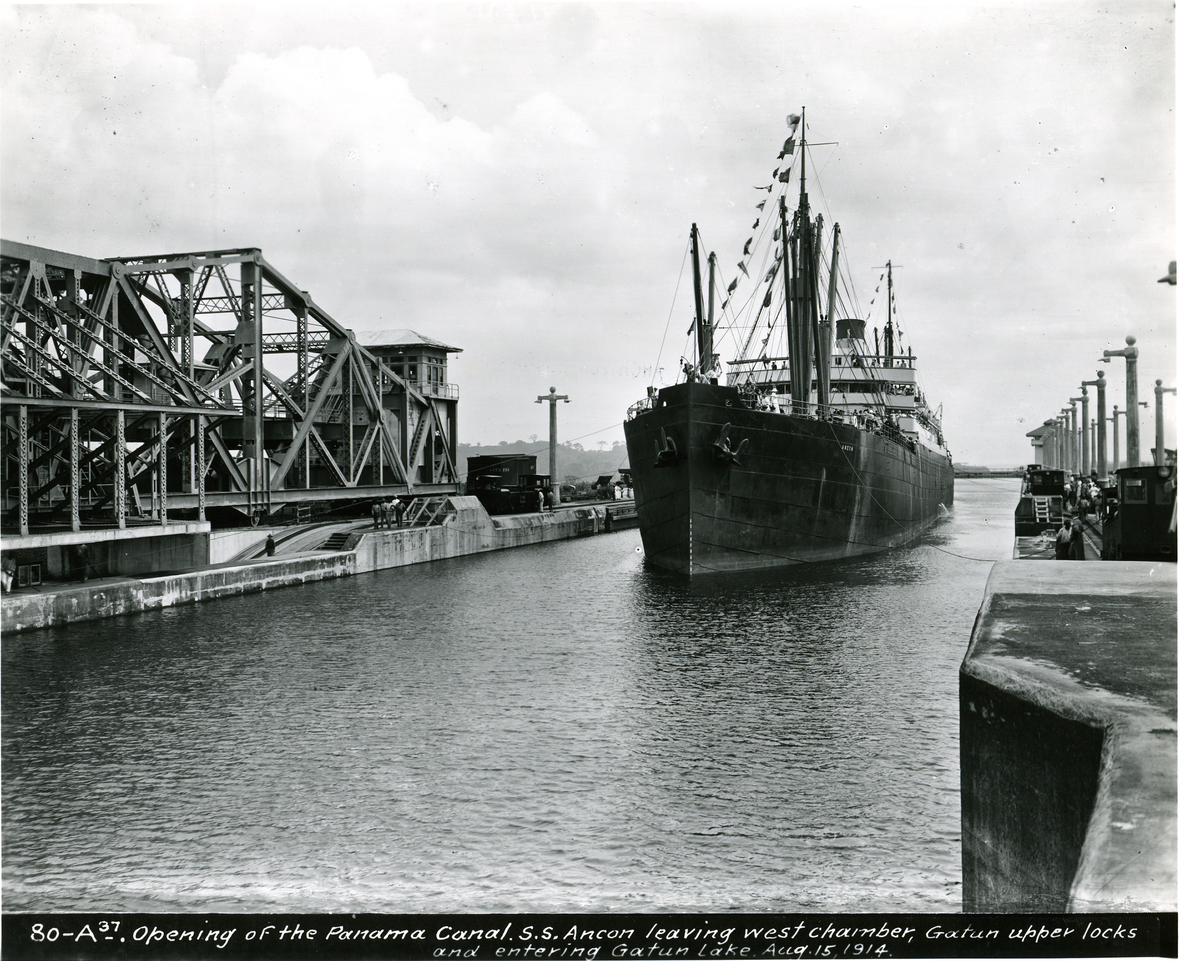 Das Schiff "Ancon" bei der Eröffnungsfahrt im Panamakanal am 15. August 1914 beim Verlassen eer oberen Kammer der Gatún-Schleuse.