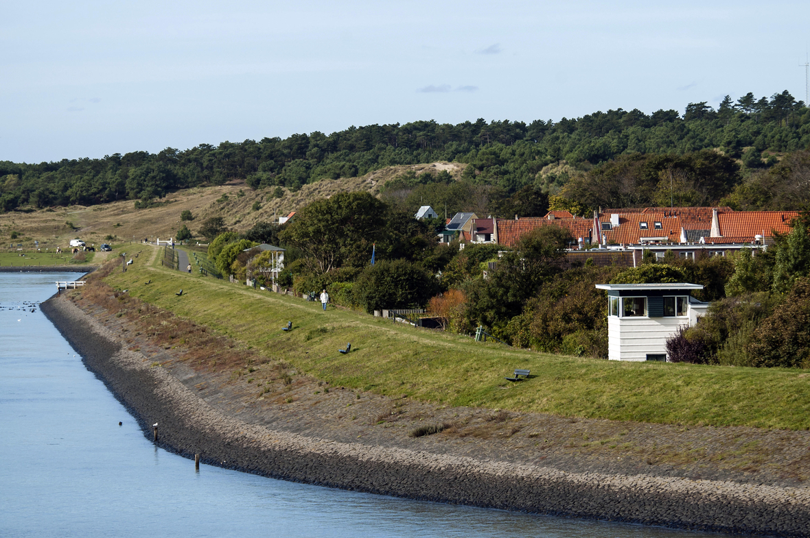 Häuser hinter dem Deich auf der Insel Vlieland.