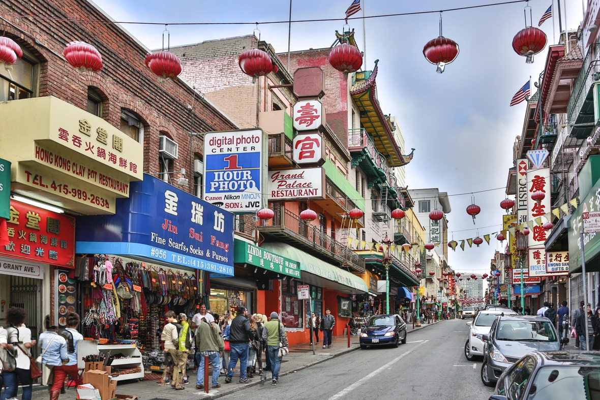 Das Bild zeigt eine Straße in Chinatown, San Francisco. Der Stadtteil "Chinatown" gehört zu den Sehenswürdigkeiten der Stadt.