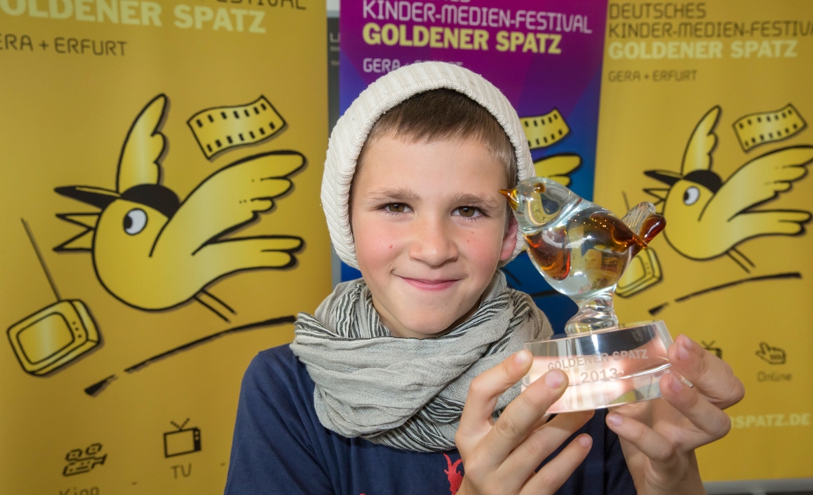 Enzo Gaier mit dem Preis Goldener Spatz, den er für seine Rolle des Mika im Film bekommen hat
