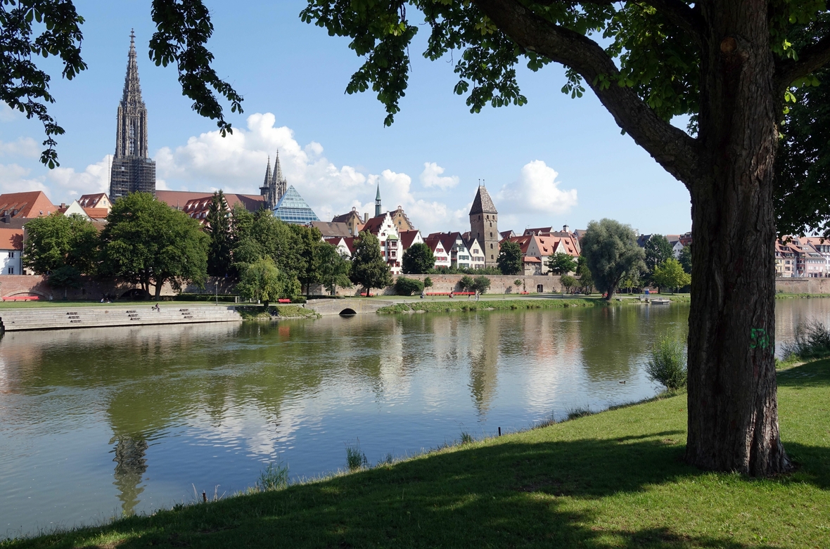Blick auf die Altstadt von Ulm mit der Donau davor. Das Ulmer Münster (so nennt man diese Kirche) hat den höchsten Kirchturm der Welt. Es ist auch die größte evangelische Kirche in Deutschland.