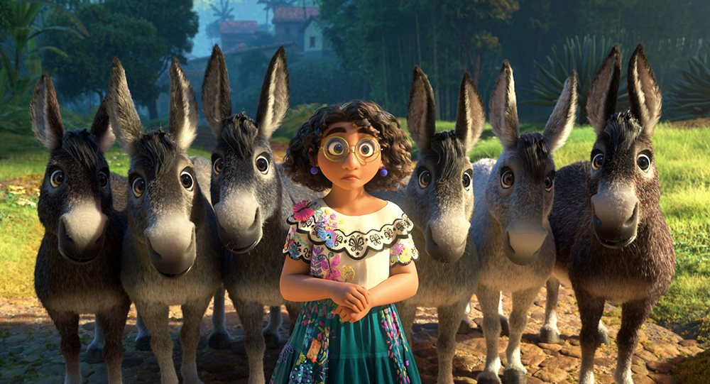 Szenenbild: Das Mädchen Mirabel steht vor sechs Eseln. Sie schaut sehr ratlos aus.