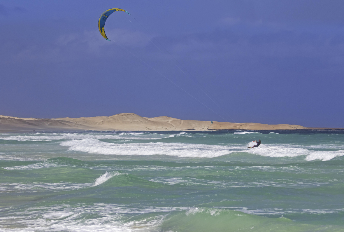 Ein Kitesurfer auf dem Meer.