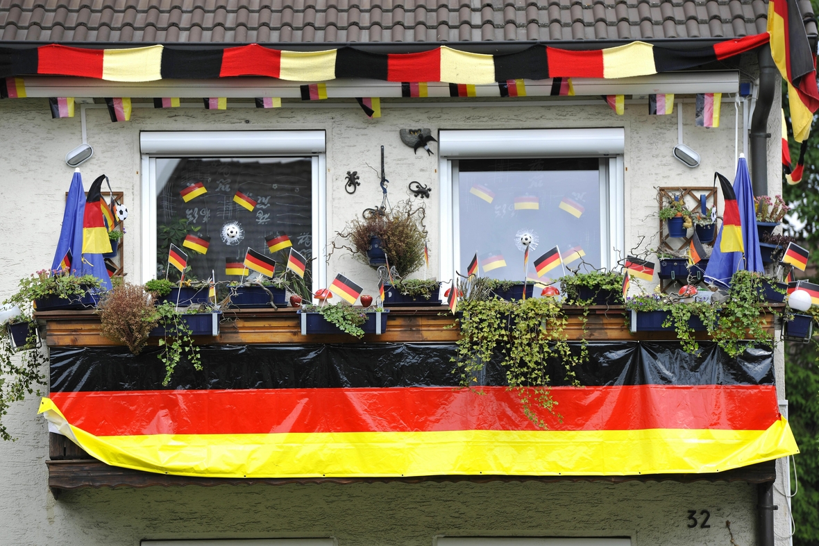 Ein mit deutschen Flaggen geschmücktes Wohnhaus während Fußball WM 2010.
