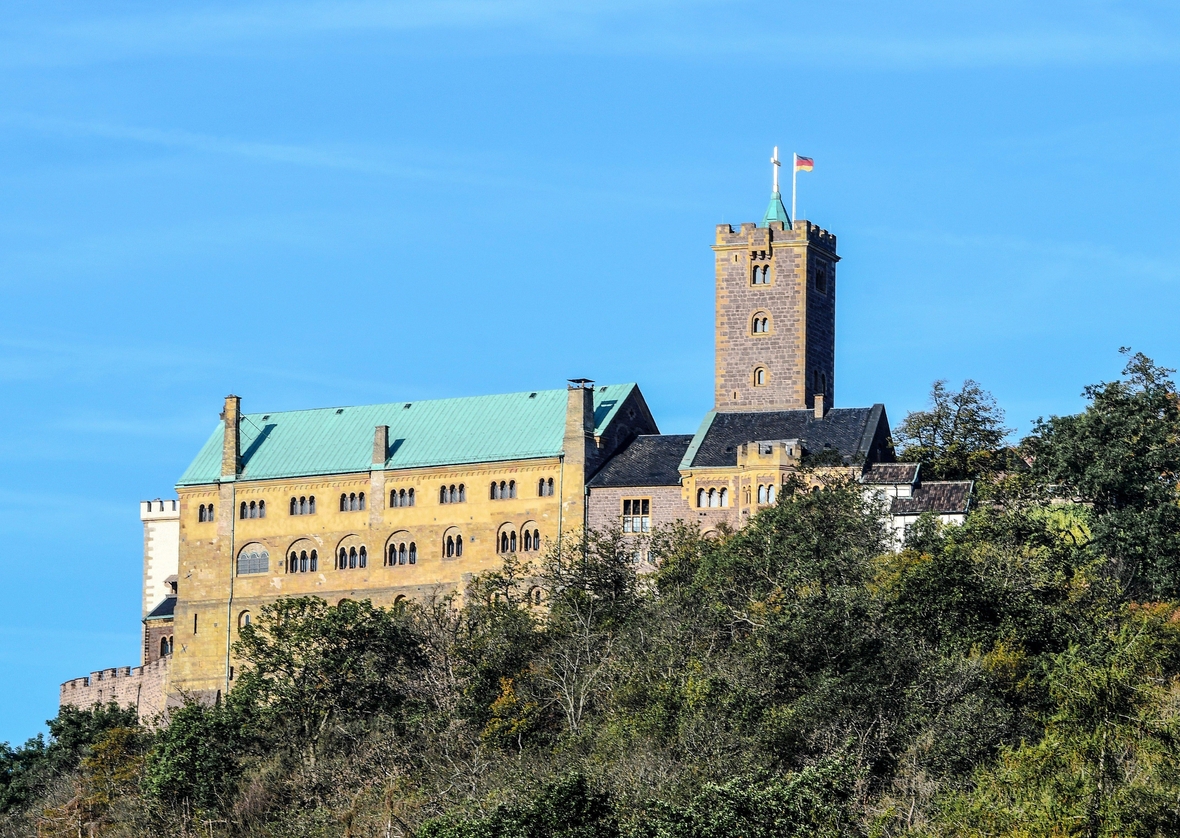 Die Wartburg in Eisenach. Hier übersetzte Martin Luther in nur elf Wochen das Neue Testament ins Deutsche.