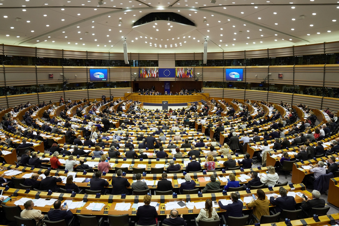 Brüssel: Blick in den Sitzungssaal des Europaparlaments mit Abgeordneten während der Plenarsitzung. 