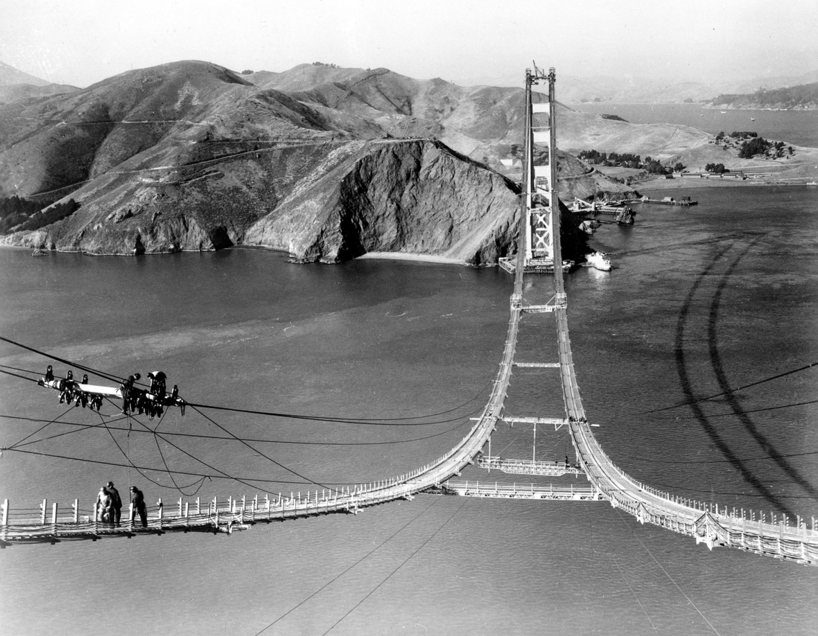 Bauarbeiten der Golden Gate Bridge, 1935: Zuerst werden die Laufstege für die Bauarbeiter gebaut.