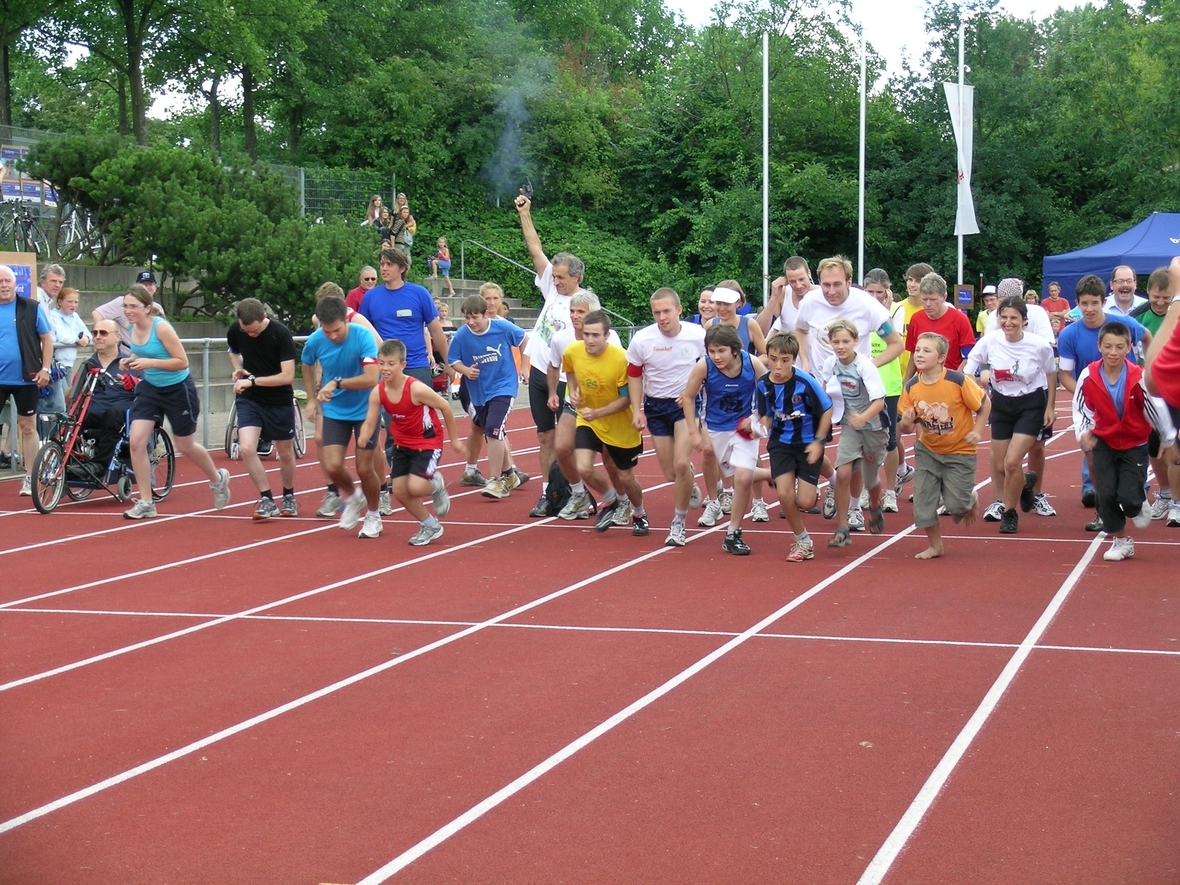 Auf die Plätze, fertig, los! Der 24-Stunden-Lauf für Kinderrechte in Freiburg startet.