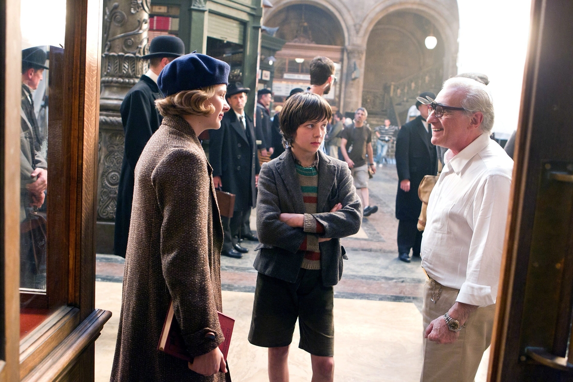 Der junge Schauspieler Asa Butterfield (m.) im Gespräch mit der Schauspielerin Chloe Grace Moretz (l.) und dem Regisseur Martin Scorsese (r.)