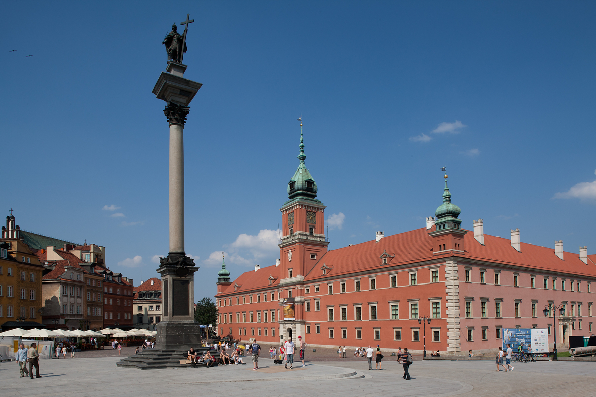 Der Schlossplatz und das Königsschloss in Warschau, Polen.