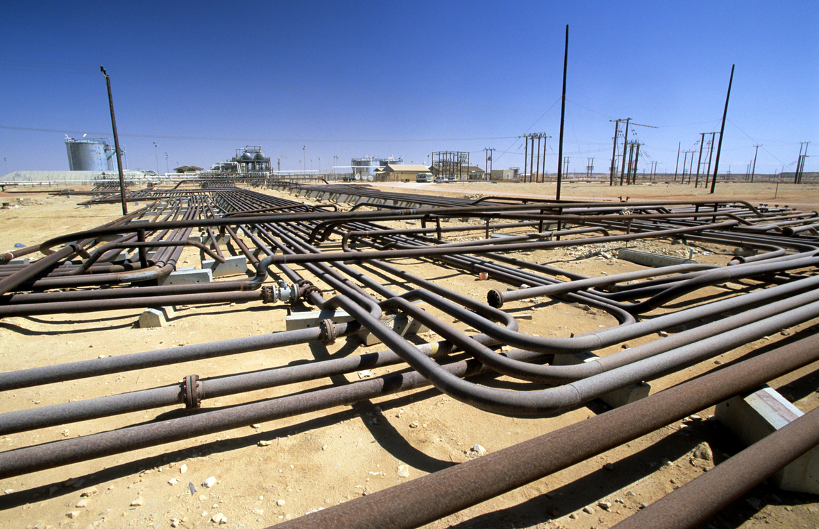 Pipelines auf einer Erdölförderanlage befördern das begehrte Erdöl in alle Welt.