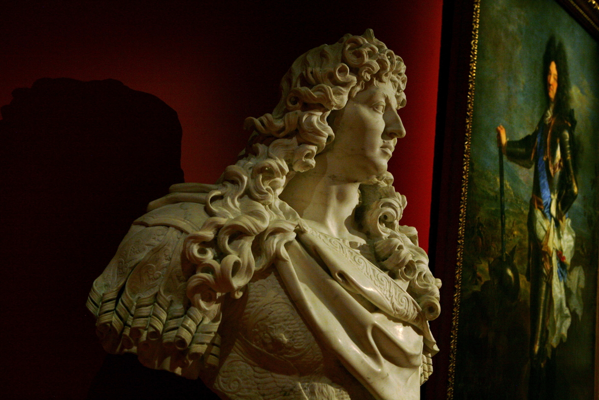 Büste von Ludwig XIV. von Frankreich, dem "Sonnenkönig", vor einem Gemälde. Die Büste ist ein Werk von Jean Warin. Das Gemälde von Hyacinthe Rigaud zeigt ein Porträit von Ludwig XIV. 