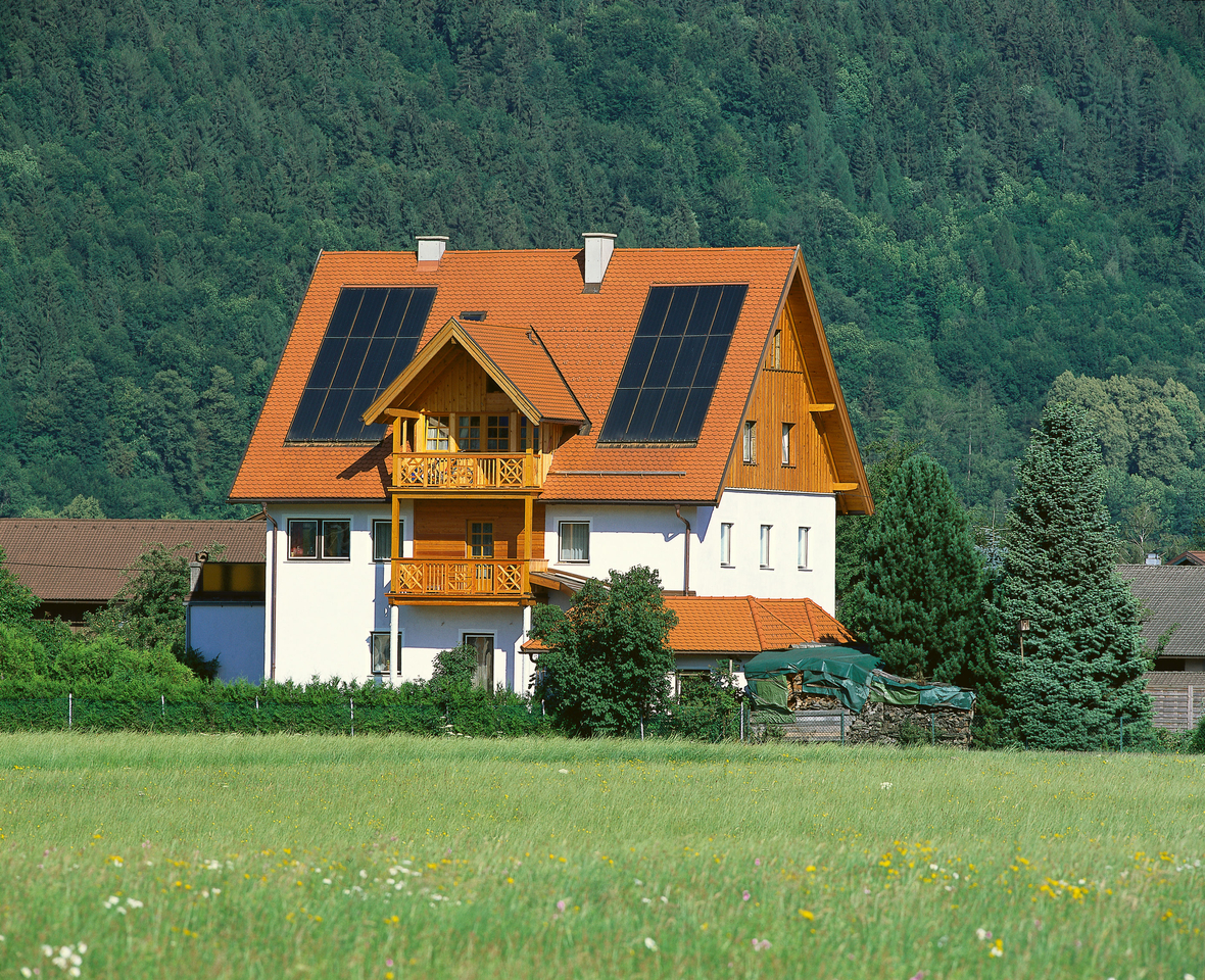 Mit einer Solaranlage auf dem Dach wird Sonnenenergie genutzt.