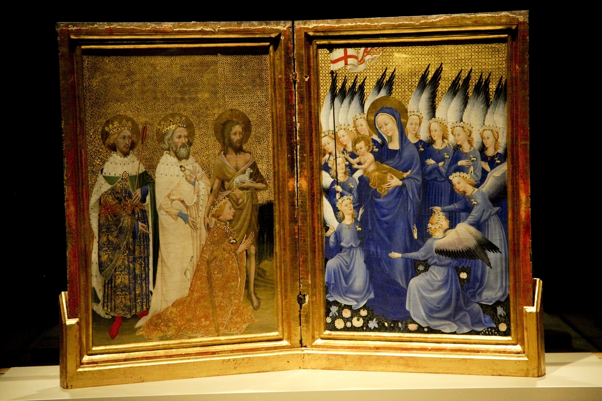 Die Menschen haben unterschiedliche Vorstellungen davon, wie Engel aussehen. Hier sieht man die Darstellung von Engeln auf einem Altarbild aus dem 14. Jahrhundert. Es sind geflügelte Wesen die sich um die Gottesmutter scharen. Sie tragen blaue Gewänder und haben eine blonde Haarpracht.