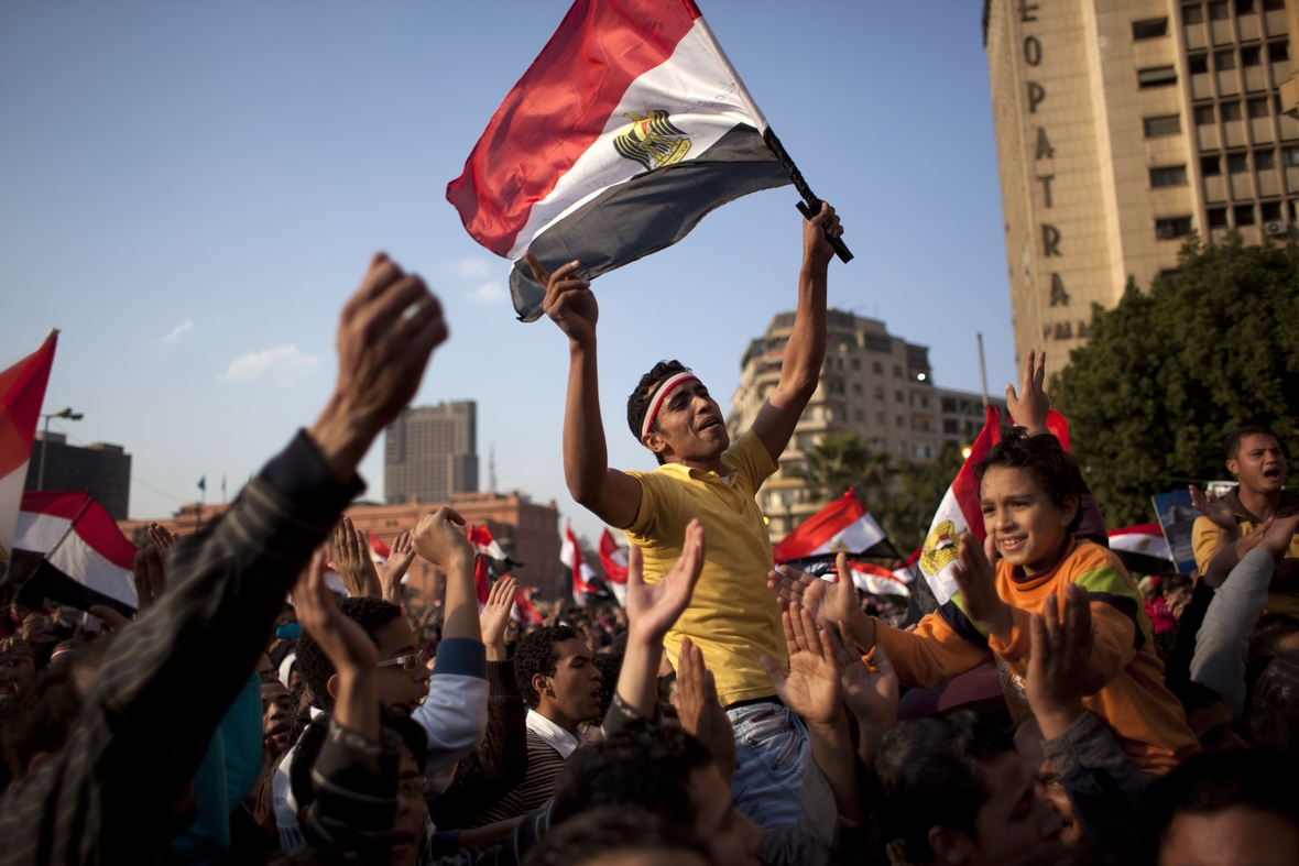 12. Februar 2011: Ägyptische Demonstranten feiern den Rücktritt des langjährigen Präsidenten Mubarak.