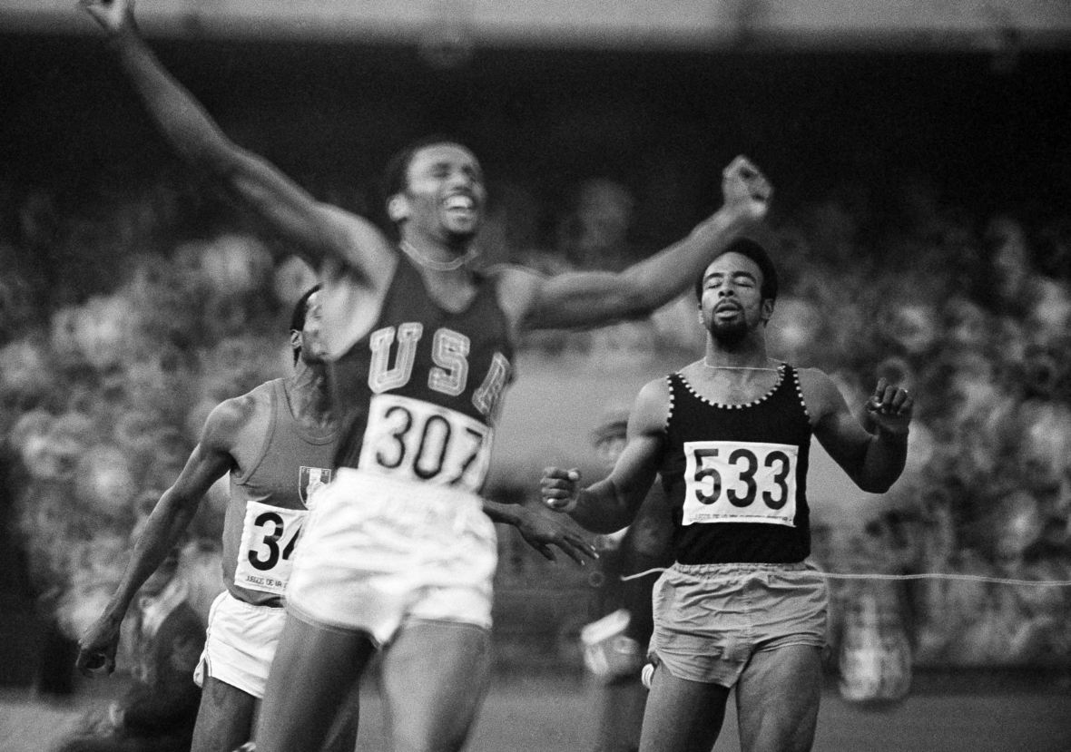 Olympische Spiele 1968: Der US-Amerikaner Tommie Smith streckt die Arme hoch, weil er weiß, dass er das 200 Meter-Finale der Männer gewinnt.