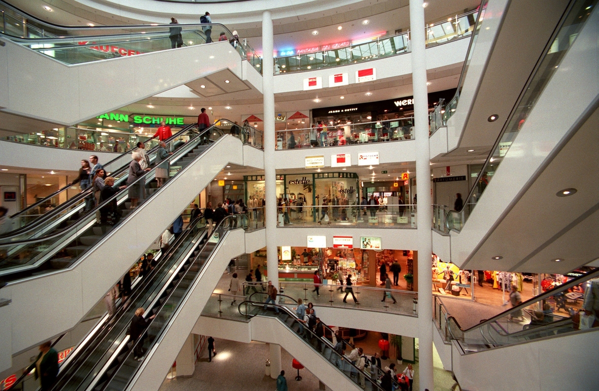 Ein Einkaufszentrum in Berlin: Hier kann man in mehr als 100 Geschäften fast alles kaufen, was man haben möchte.