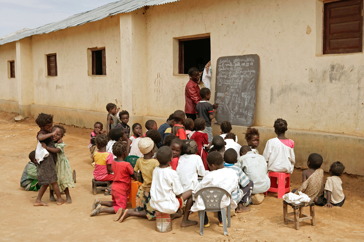 Kinder im Ort Katchiungo in der Provinz Huambo werden wegen der geringen Kapazität im Schulgebäude außerhalb unterrichtet. Der Schulunterricht findet häufig auch andernorts in Angola unter freiem Himmel statt.