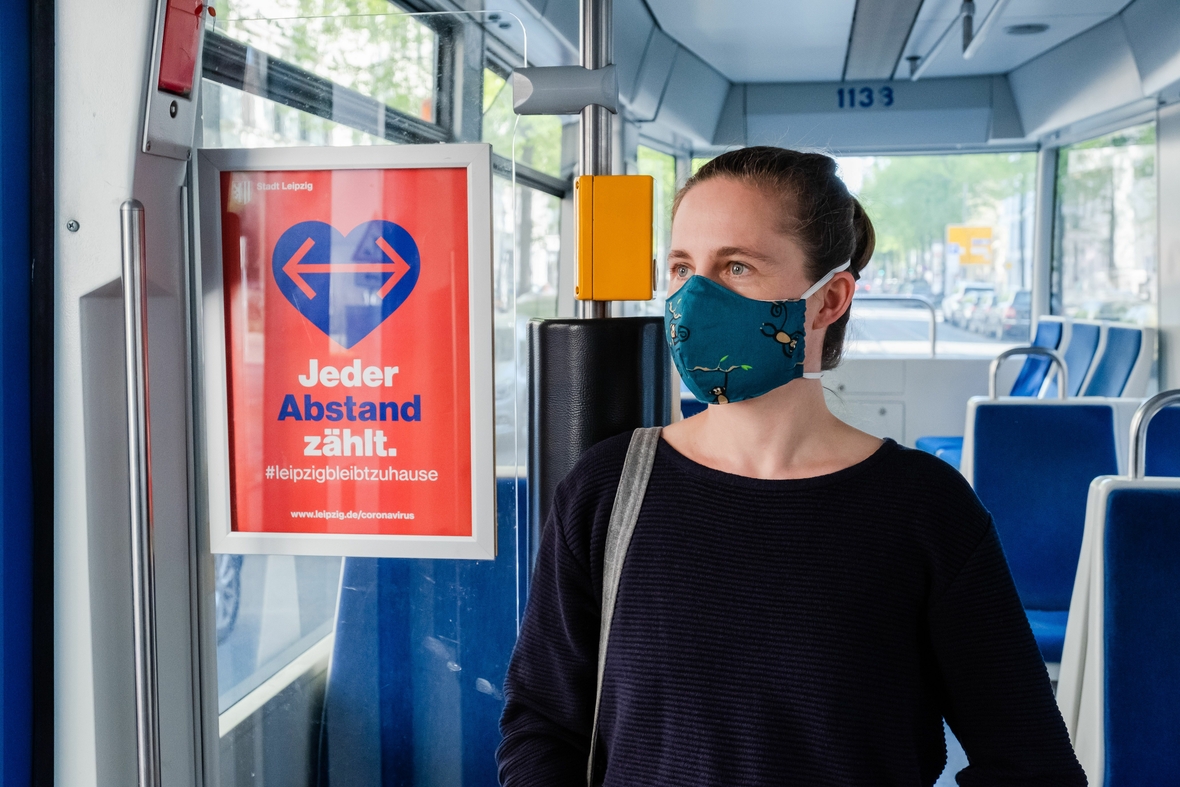 April 2020: Wegen des Coronavirus gilt Maskenpflicht in öffentlichen Verkehrsmitteln. Auf dem Foto trägt eine Frau in einer Straßenbahn einen Mund-Nasen-Schutz.