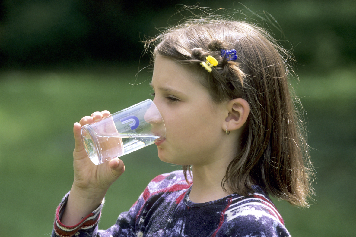 Schmeckt, löscht den Durst und ist ein Menschenrecht: Ein Mädchen trinkt sauberes Wasser.