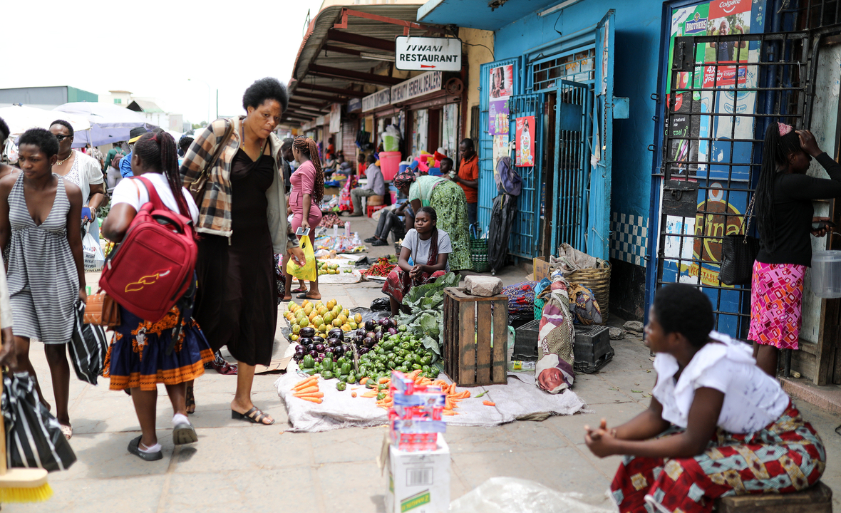 Menschen kaufen auf der Straße ein. Stadtleben in Ndola, der drittgrößten Stadt Sambias.