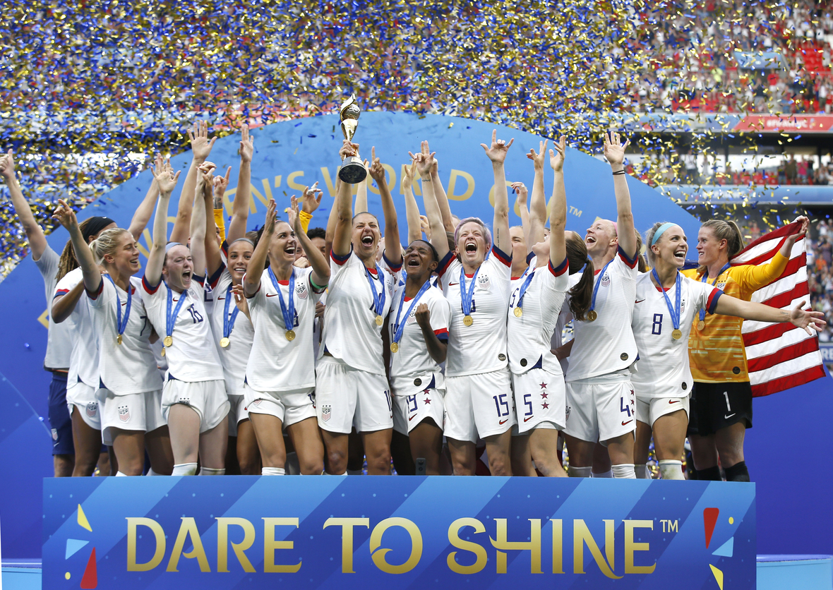 Die USA haben die Fußball-WM der Frauen 2019 gewonnen. Die Spielerinnen halten den Pokal hoch und feiern.