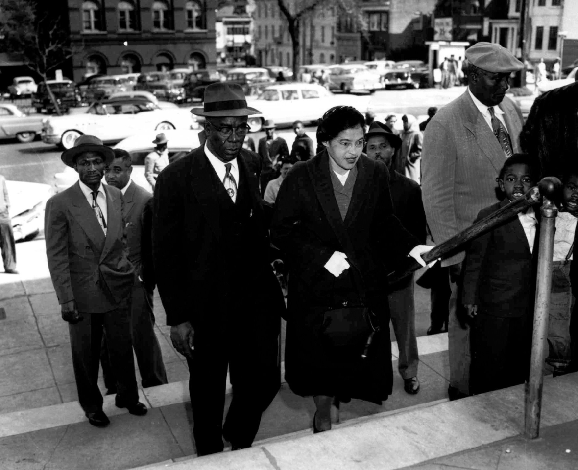 19. März 1956 in Montgomery (Alabama): Rosa Parks, begleitet vom Bürgerrechtler Edgar Nixon (vorne links), auf dem Weg zu ihrer Gerichtsverhandlung.