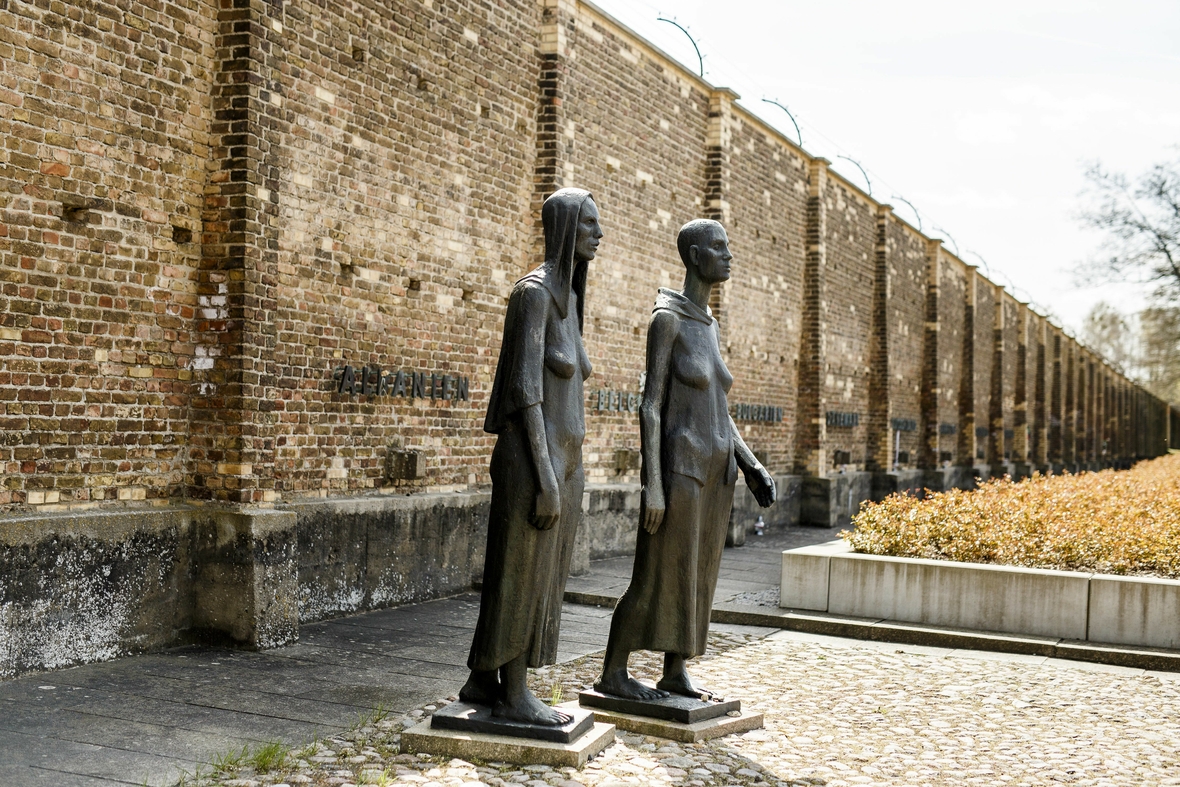 Bronzefiguren stehen vor dem ehemaligen KZ Ravensbrück. Es war das größte Konzentrationslager für Frauen zur Zeit des Nationalsozialismus. Die Figuren sollen die Menschen mahnen, dass sie dieses Grauen nicht vergessen. 
