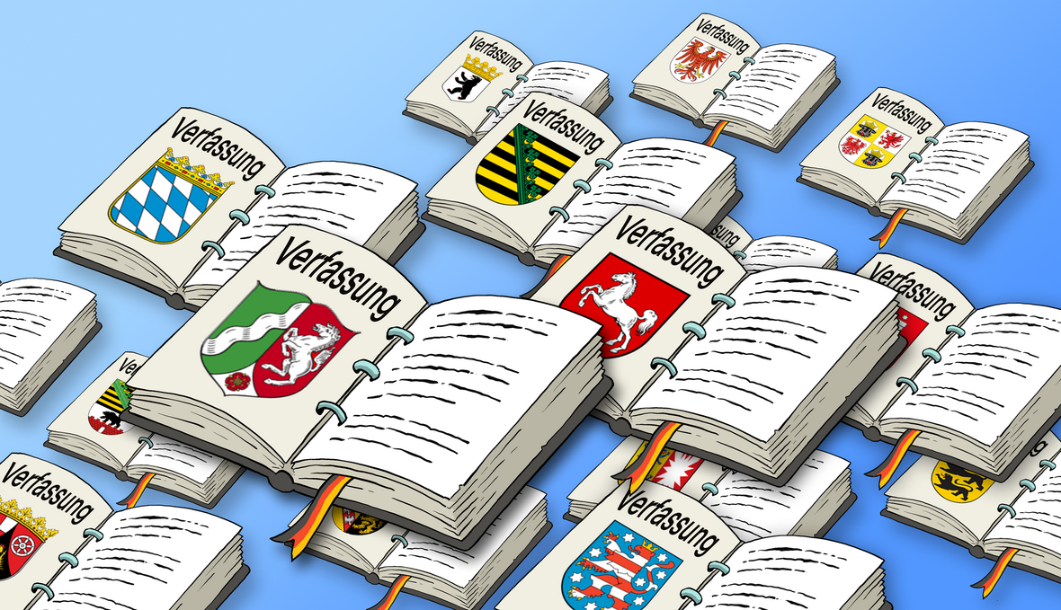 16 aufgeschlagene Verfassungsbücher mit den unterschiedlichen Bundesland-Wappen auf der linken Seite