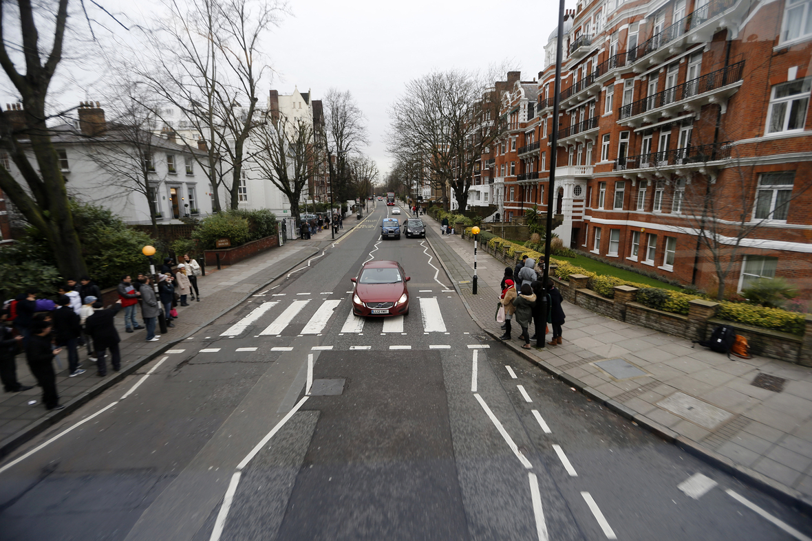 Ma sieht eine Straße in London. Achtung Linksverkehr! Das gilt auch für die berühmte Abbey Road in London.