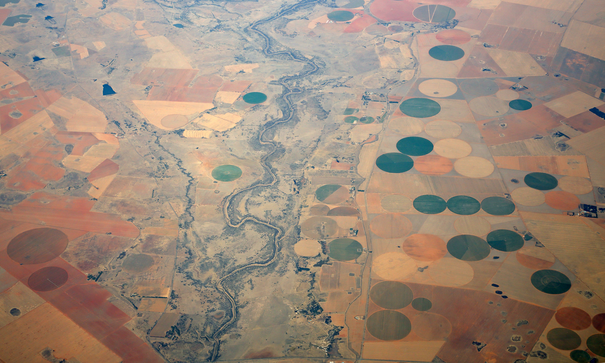 Südafrika aus der Luft: Die bewässerten Flächen innerhalb der Halbwüste Karoo mit dem Fluss Vaal erkennt man gut an den grünen Kreisen.