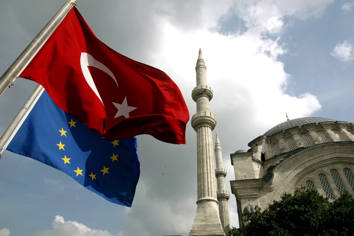 Am Dienstag, den 04. Oktober 2005, sind vor der Nur-u-Osmaniye-Moschee in Istanbul türkische und EU-Flaggen gehisst. Die Türkei und die Europäische Union haben an diesem Tag wegweisende Gespräche über die Aufnahme des Landes in die EU eröffnet.