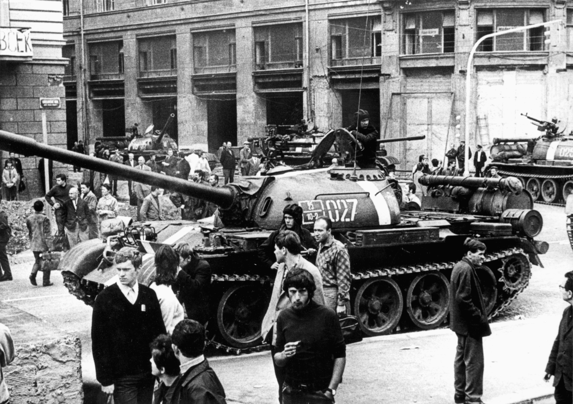 Sowjetische Truppen 1968 in Prag. Die Sowjetunion wollte mit Gewalt verhindern, dass die Tschechoslowakei sich politisch freier entwickelte.