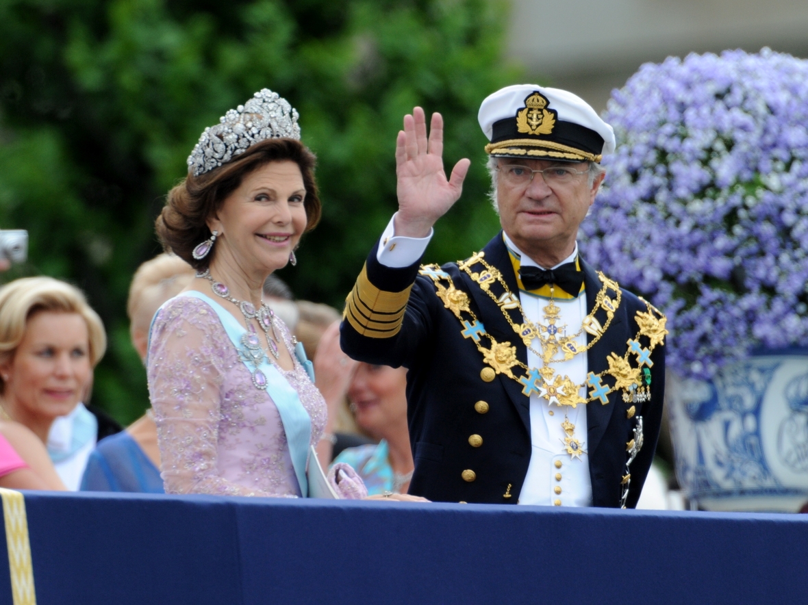 Königin Silvia und König Carl XVI. Gustaf von Schweden bei der Hochzeit ihrer Tochter Kronprinzessin Victoria, 2010. Köng Carl XVI. Gustaf winkt.