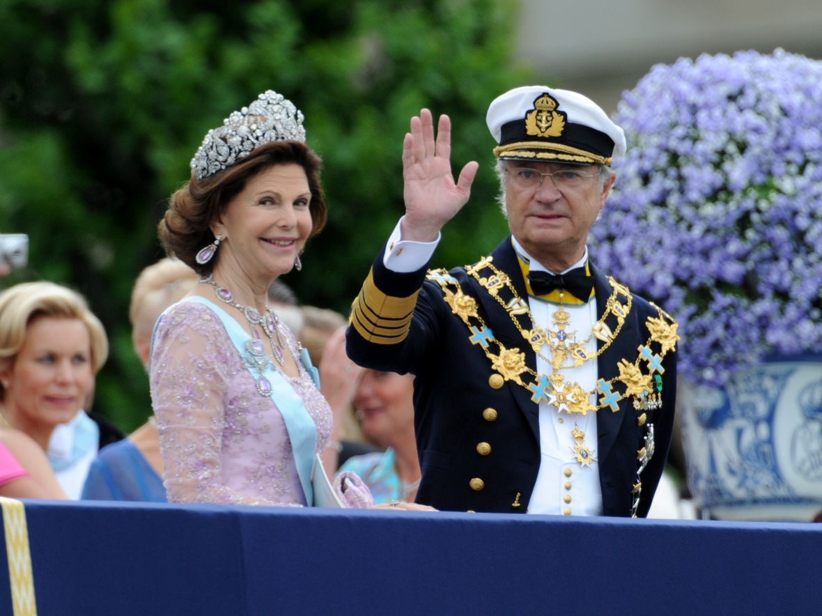 Königin Silvia und König Carl XVI. Gustaf von Schweden bei der Hochzeit ihrer Tochter Kronprinzessin Victoria, 2010. Köng Carl XVI. Gustaf  winkt.