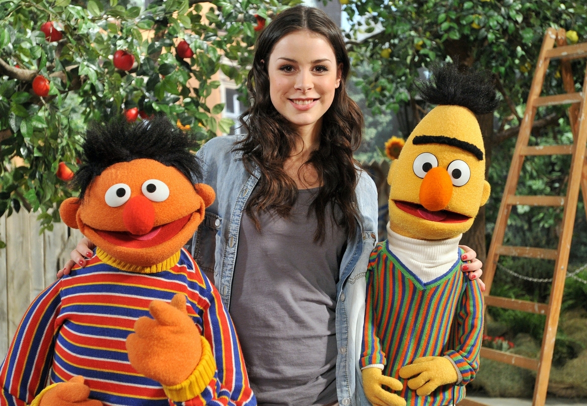 Sängerin Lena Meyer-Landrut steht 2011 am Set der "Sesamstraße" mit Ernie und Bert zusammen