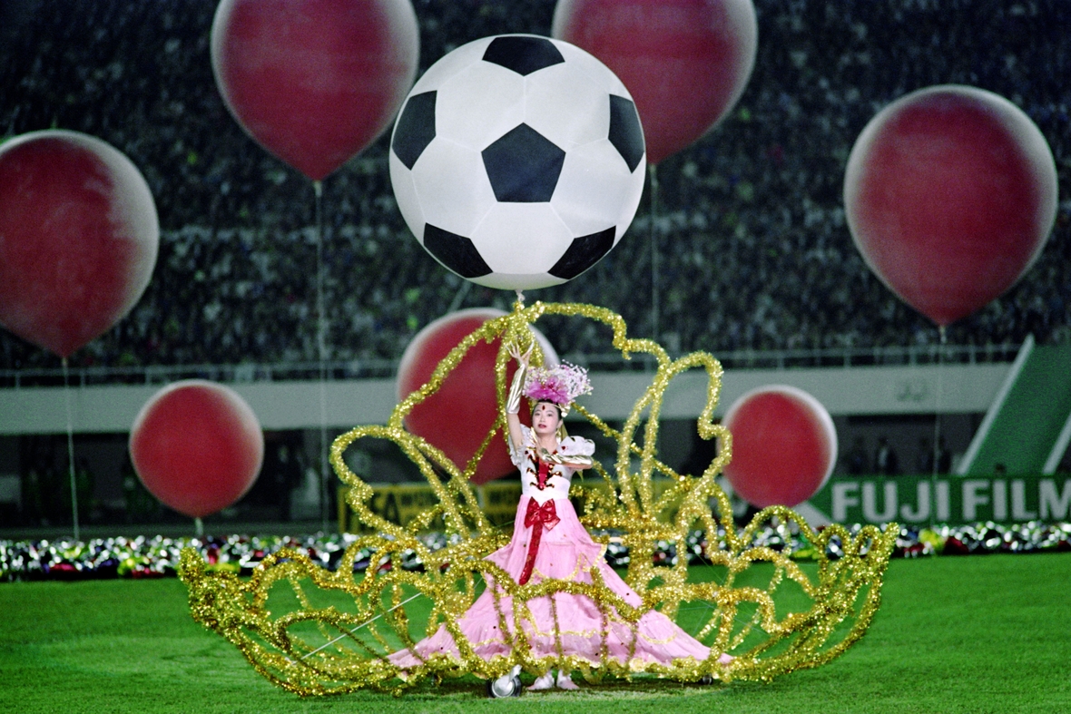 16. November 1991: Tänzerin balanciert einen übergroßen Fußball bei der Eröffnungsfeier der 1. Fußball-Weltmeisterschaft der Frauen in China