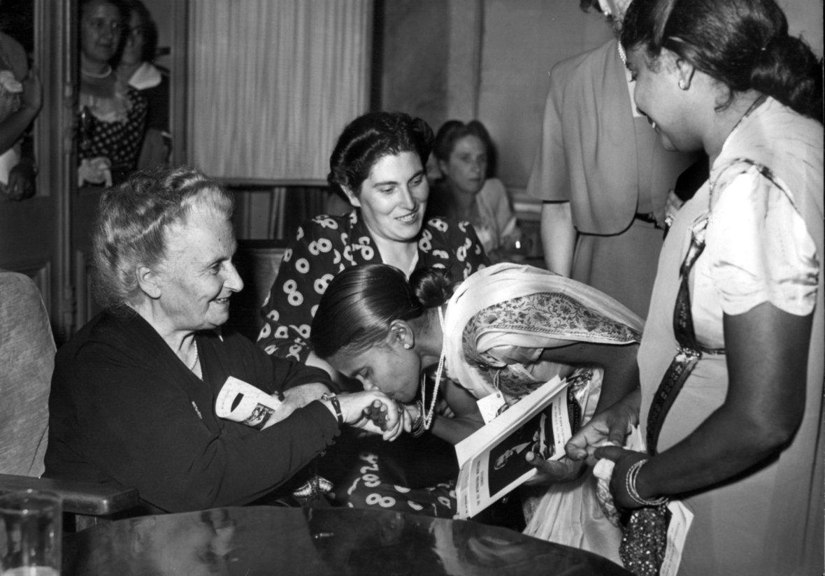 Die italienische Pädagogin und Ärztin Maria Montessori wird während des 8. Internationalen Montessori-Kongresses am 22. August 1949 in San Remo in Italien von der indischen Delegation ehrfurchtsvoll mit Handkuss begrüßt. 