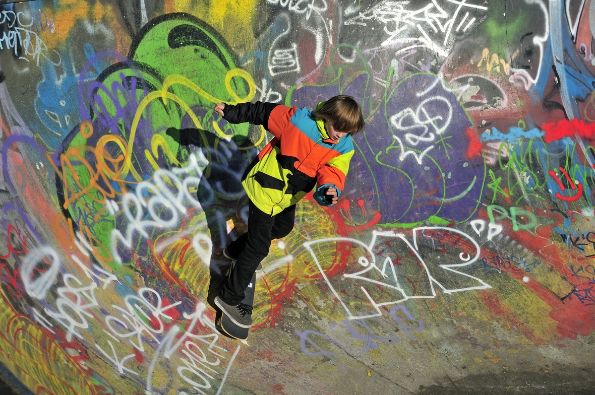 Ein zwölfjähriger Skater in einer Skateboardbahn.
