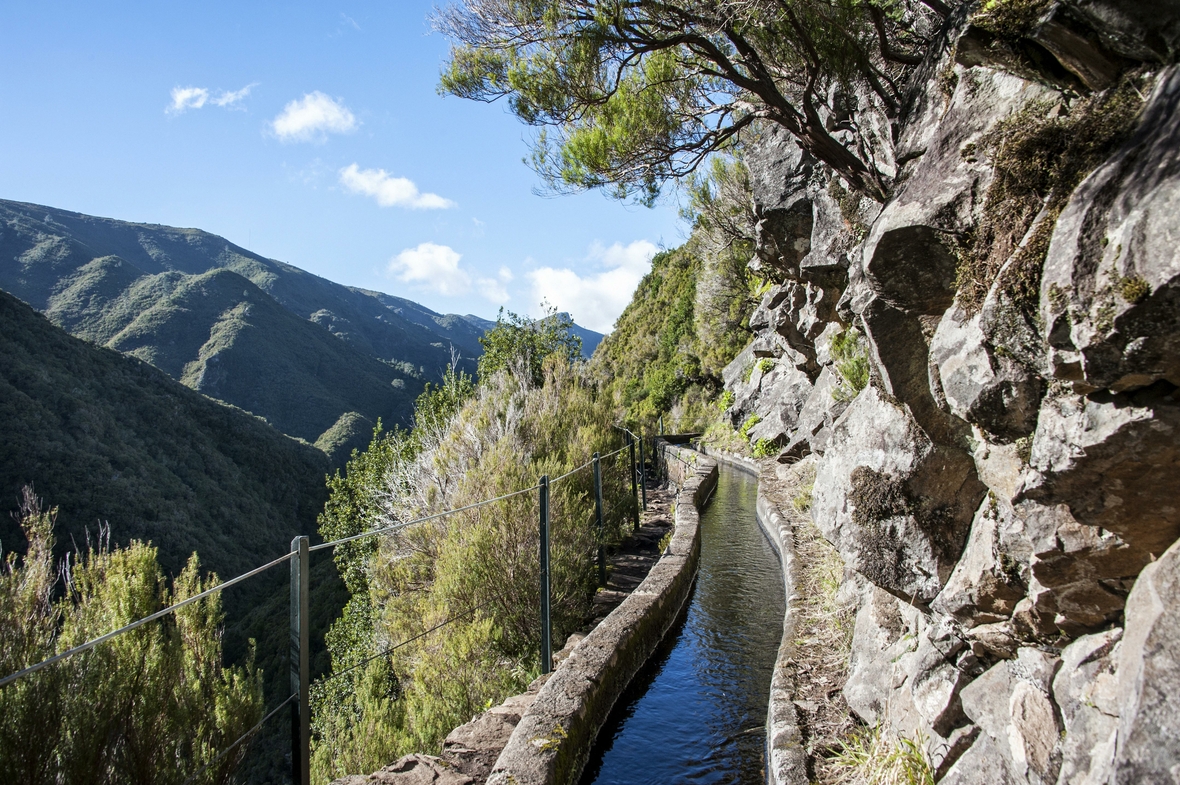 Ein Bewässerungskanal in den Bergen Madeiras. Neben dem schmalen Wasserkanal, der auch Levada genannt wird, kann man entlang wandern.