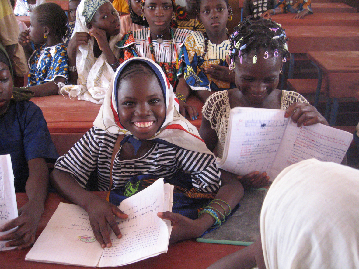Das Mädchen aus Mali freut sich darüber, dass sie zur Schule gehen darf.
