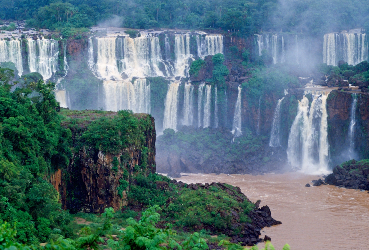 Die Iguaçu- (oder auch Iguazú-) Wasserfälle sind über 2000 Meter breit. Sie liegen an der argentinischen-brasilianischen Grenze und gehören zum Unesco-Weltkulturerbe.
