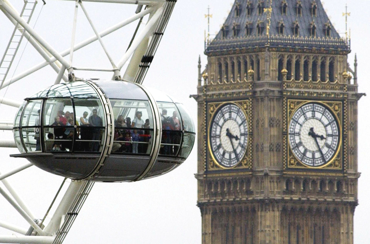 London, die Hauptstadt von Großbritannien. Big Ben, der Glockenturm des Parlaments, ist neben einer Kabine des London Eye Riesenrads zu sehen.